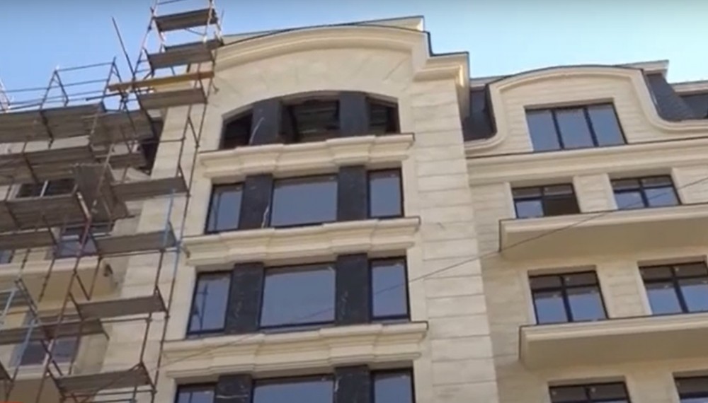 VIDEO // Un consilier municipal al Partidului „Șor” îi solicită lui Ceban să stopeze o construcție ILEGALĂ din centrul Capitalei